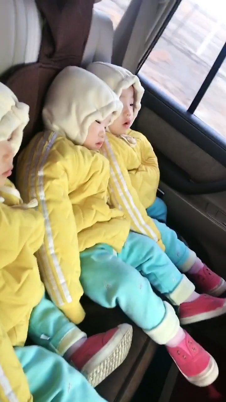 搞笑萌娃#今天是三胞胎三岁生日妈妈想集9个赞6个祝福