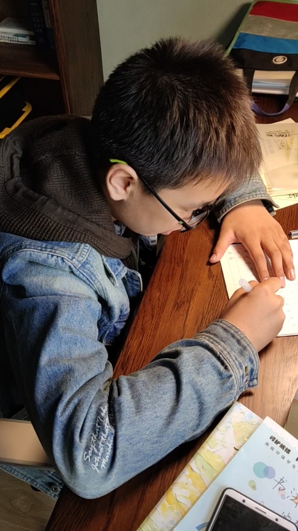 坐姿对写字来说很重要,正确的姿势既又利于身体又有利于字写好.