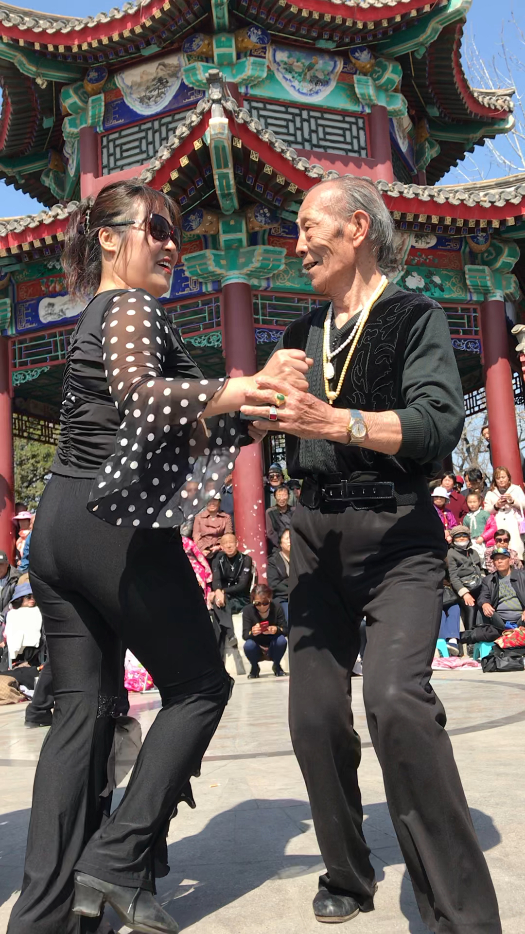 80岁的网红张大爷跳的太棒了