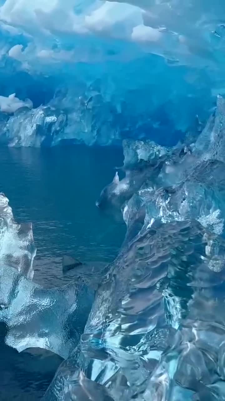 男子发现蓝色冰川图片