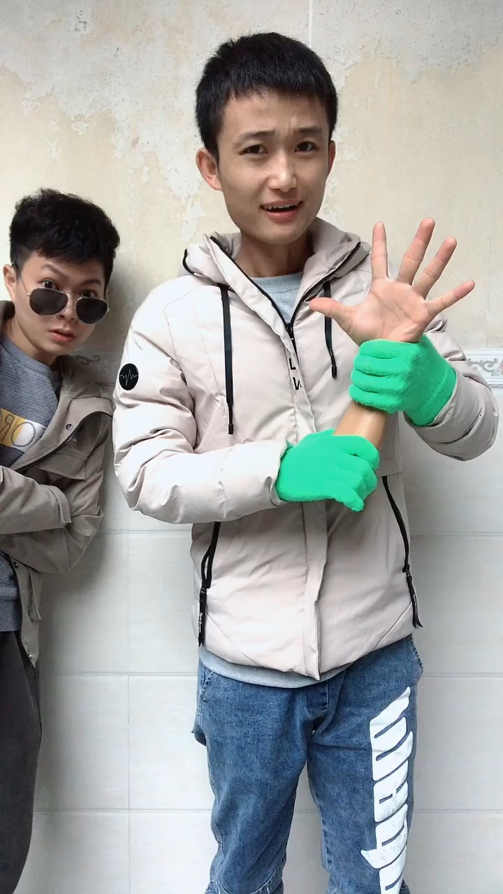 三只手的魔术师真没见过!