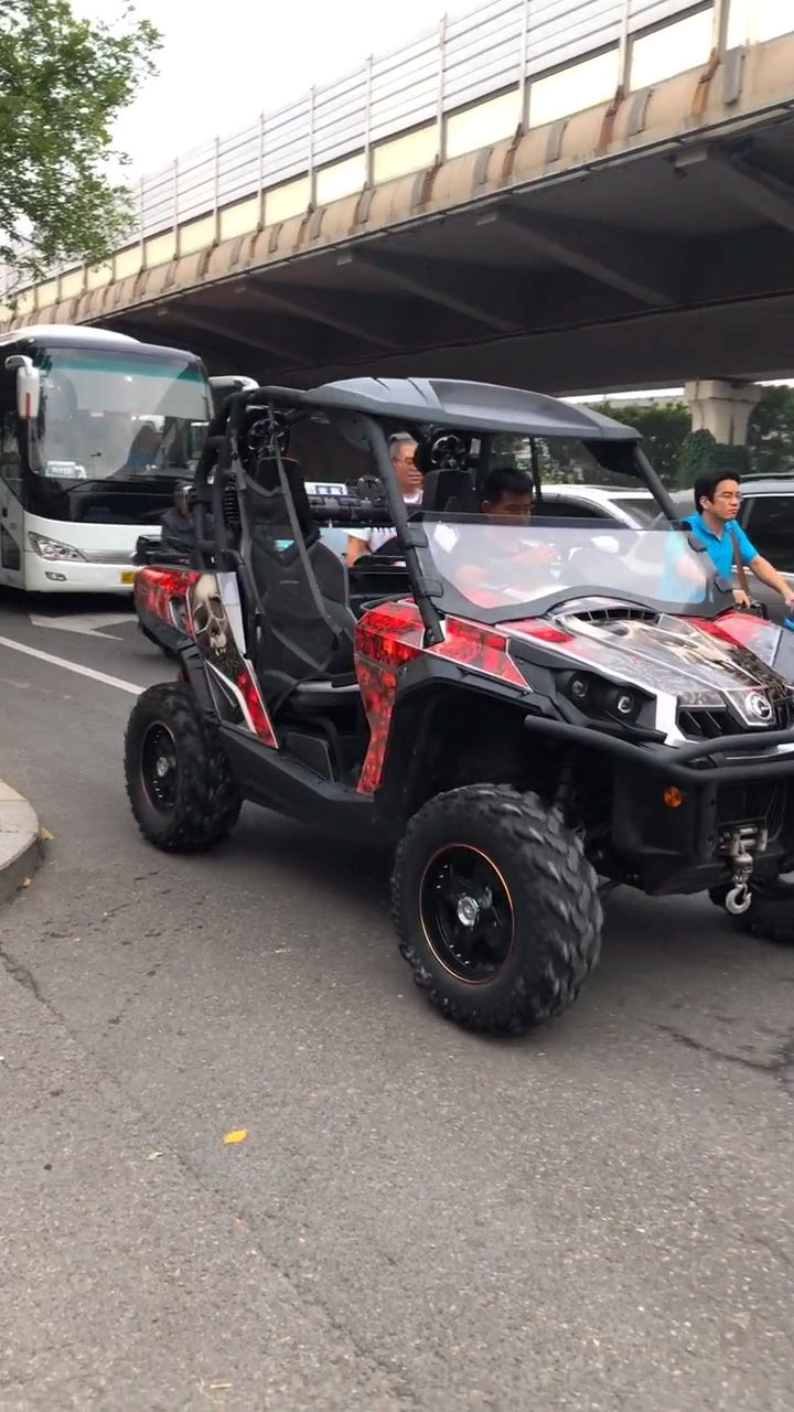 庞巴迪指挥官仅次于奔驰大g的四轮摩托