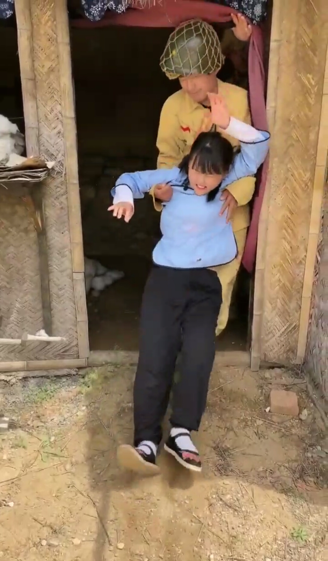 花姑娘被鬼子拖进屋了