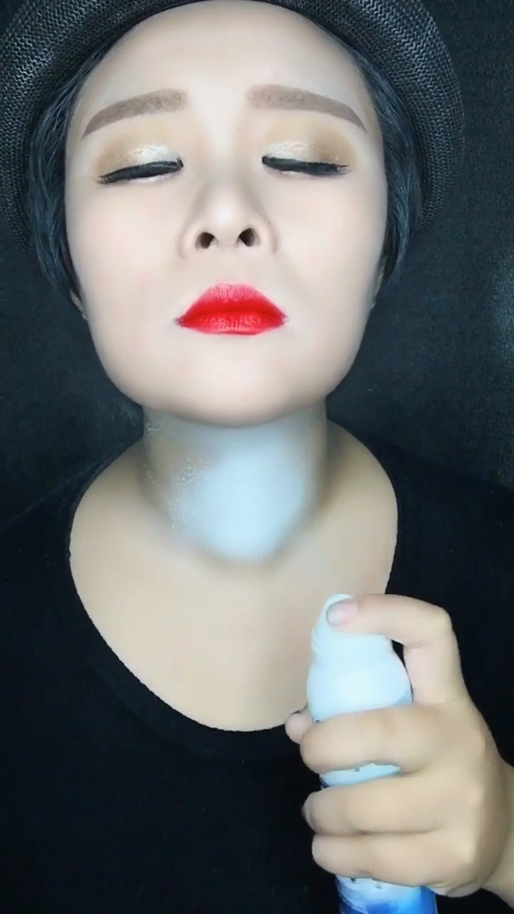 女孩子妆后脸白脖子黑
