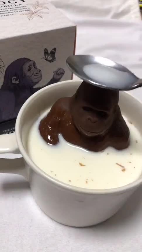 给巧克力猩猩泡个牛奶浴,看着都不忍心吃它了!