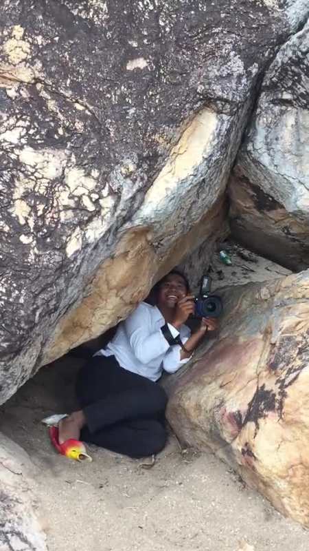 山洞里出现一个黑不溜秋的人物