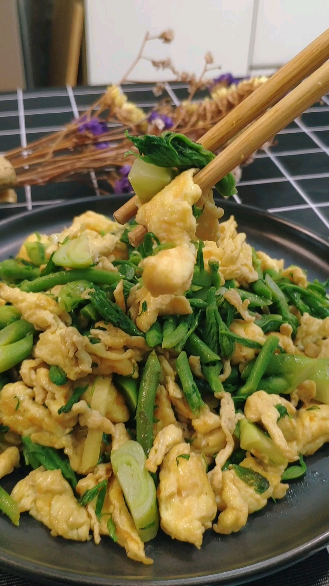 秀出你的拿手菜#东北养生素菜刺嫩芽炒鸡蛋