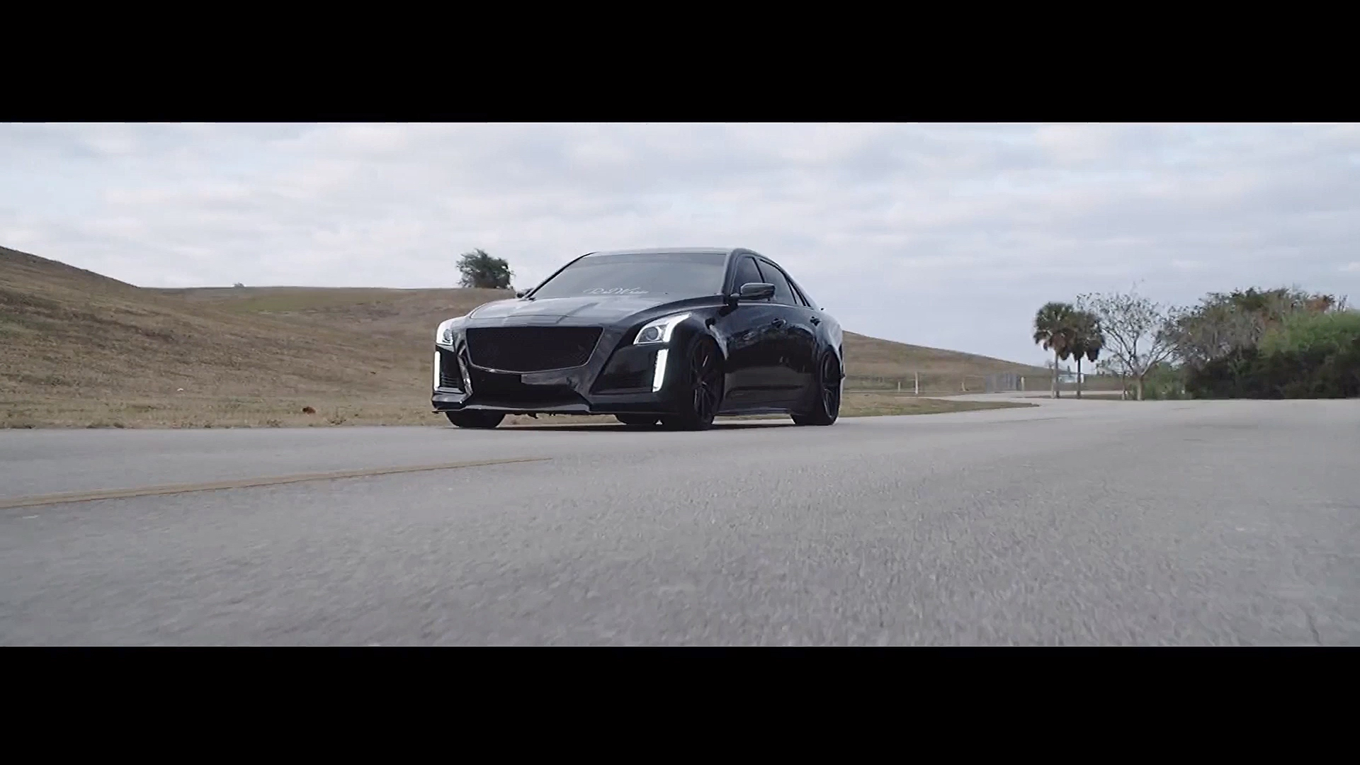 凯迪拉克追高铁(凯迪拉克追高铁歌曲叫什么名字)