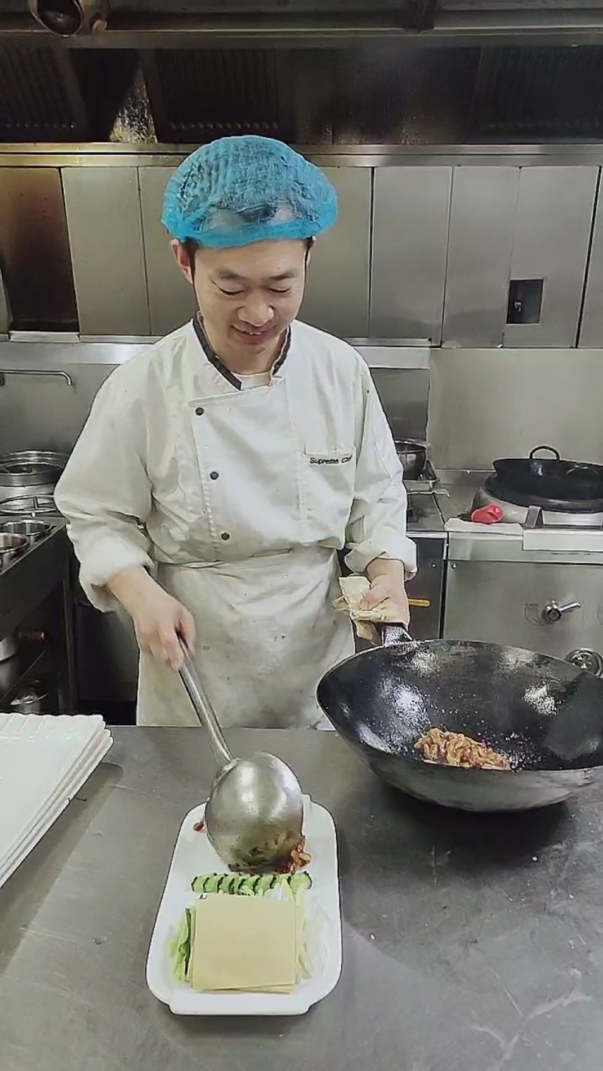 18岁小厨师炒菜人人夸奖,自己都笑了.
