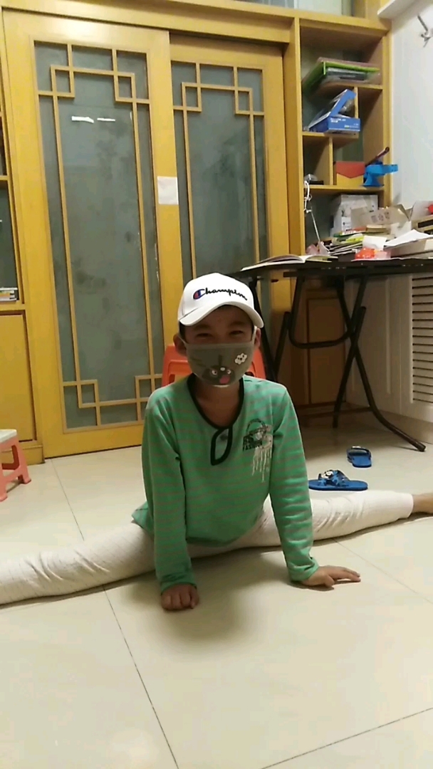 大宝的一字马很标准啊!跆拳道基本功扎实