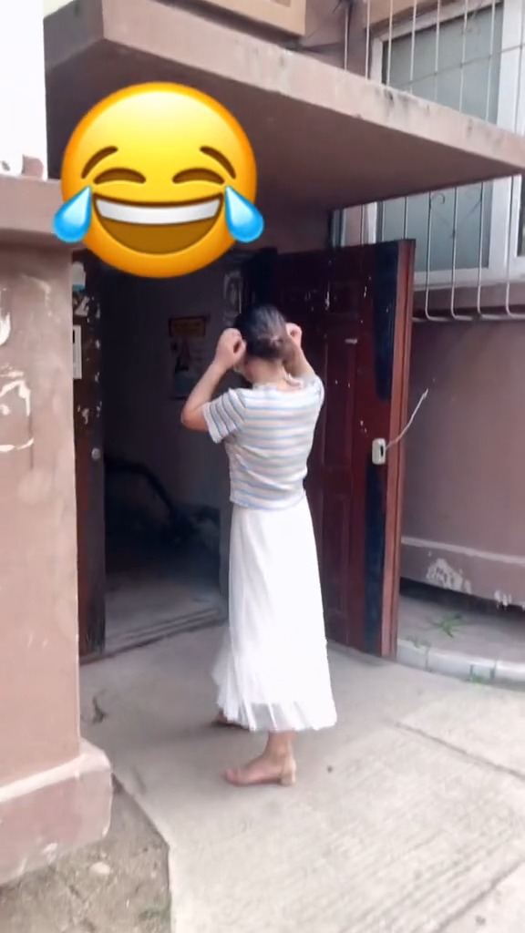 女汉子第一次穿裙子,见不得人,不好意思支棱起来