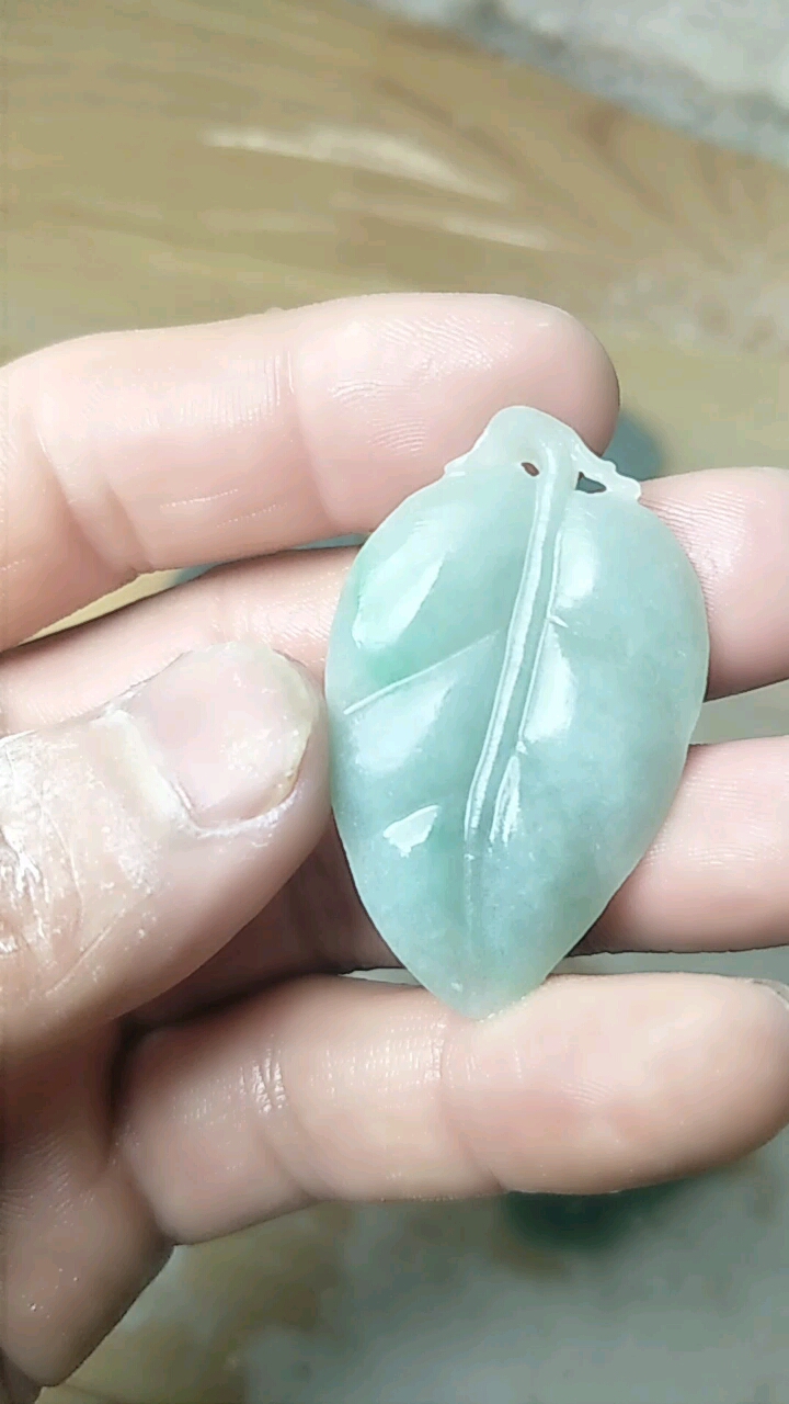 翡翠叶子雕刻完成,有喜欢的给我双击哦!
