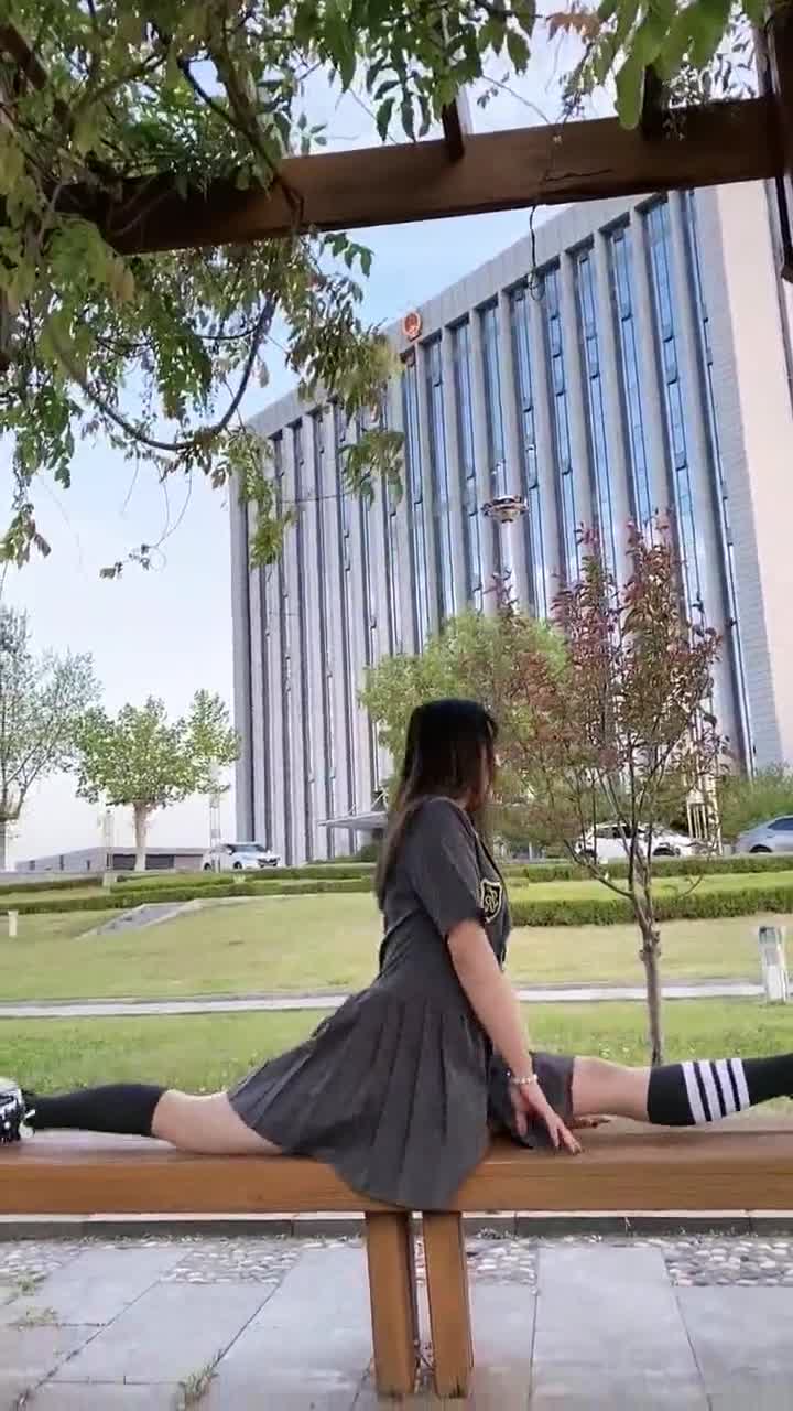 短裙小姐姐秀一字马落下去的那一刻我承认心动了