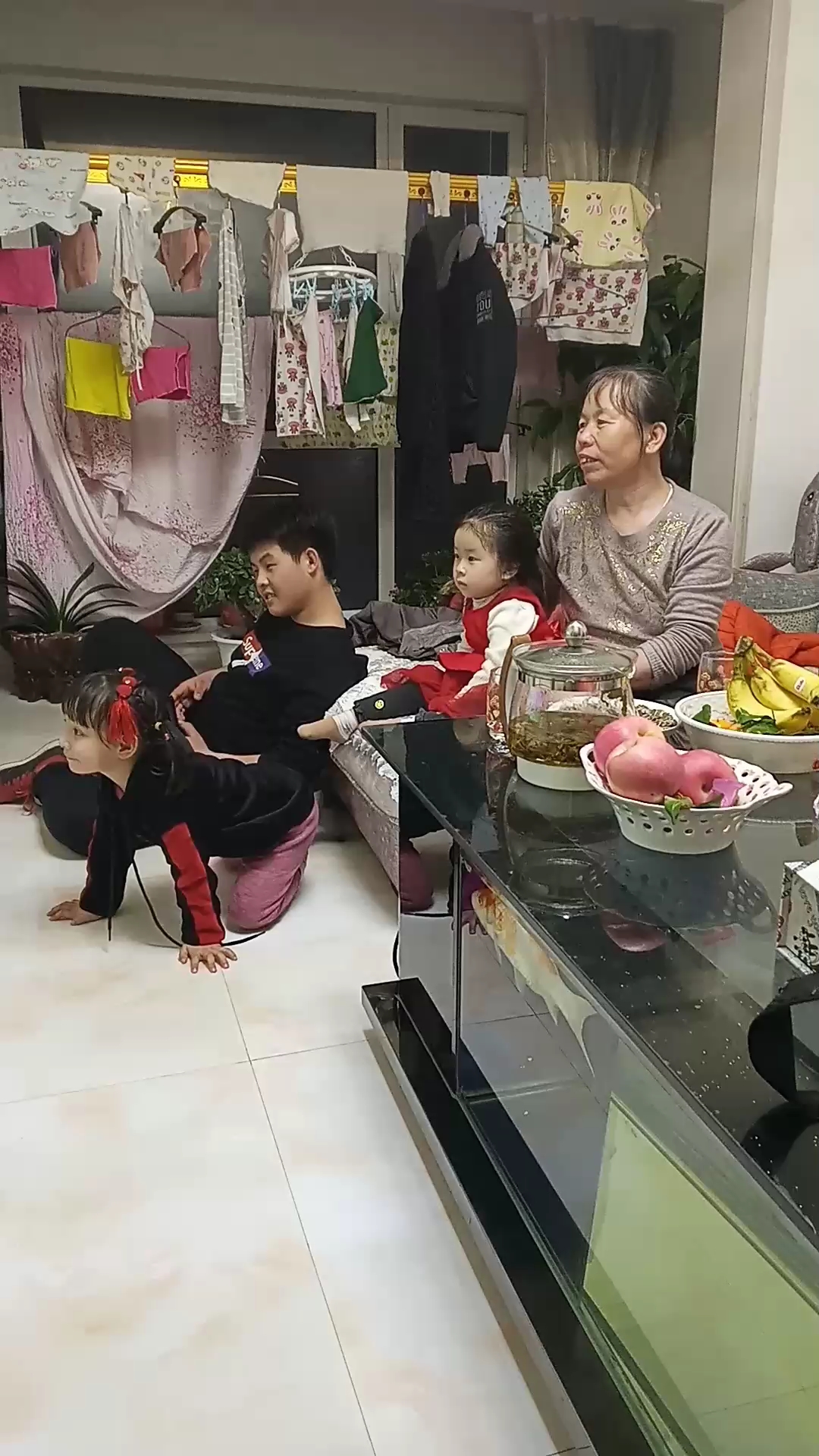全家人在看电视