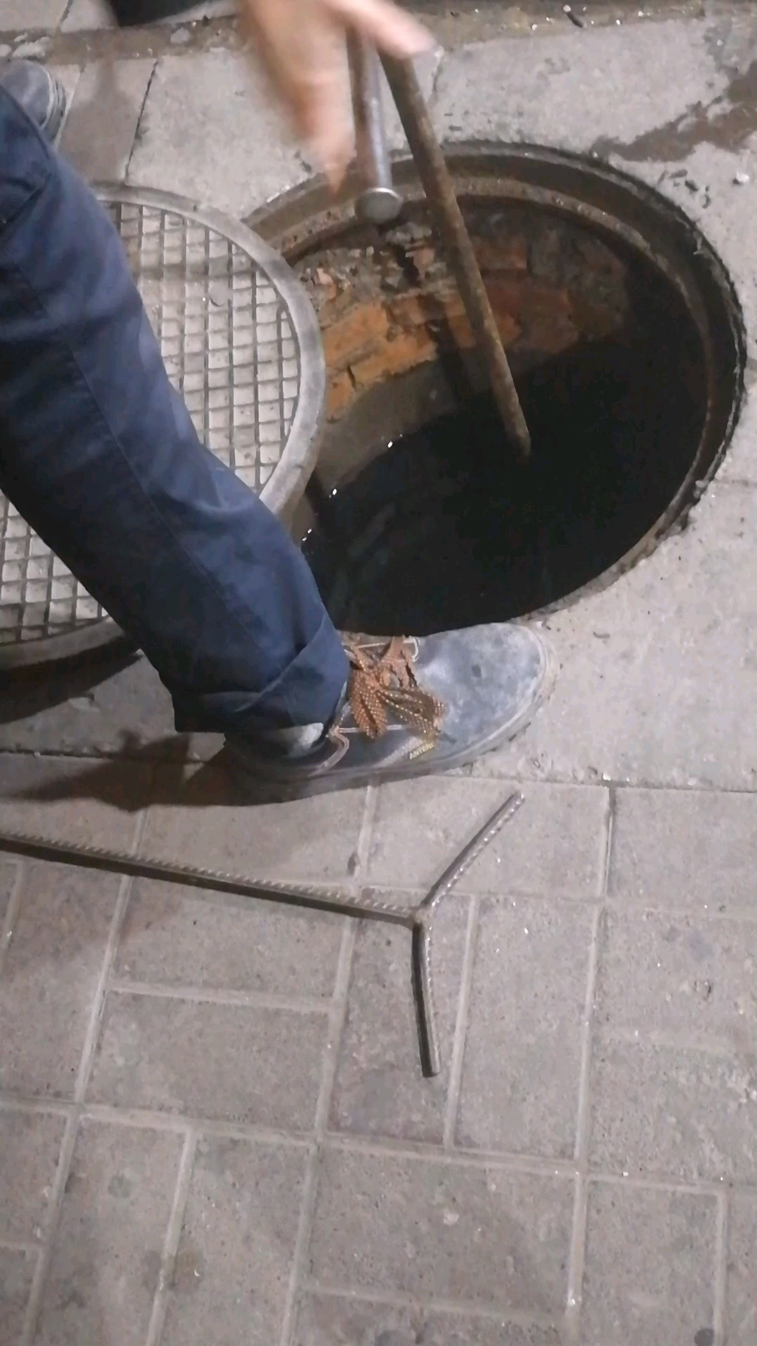 回家路上那些事#半夜下班遇到抢险工人干这活,这臭水井他们不嫌弃