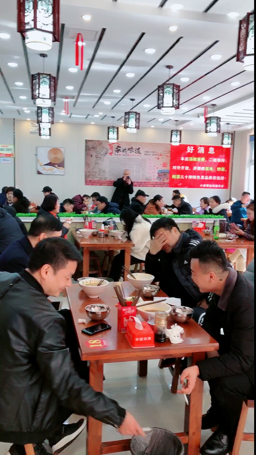 面馆比超市都火爆,中午人了真多,吃个饭位置不好找.