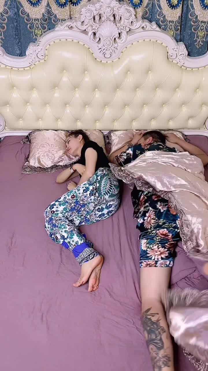 监控下的老婆睡觉,笑死我了