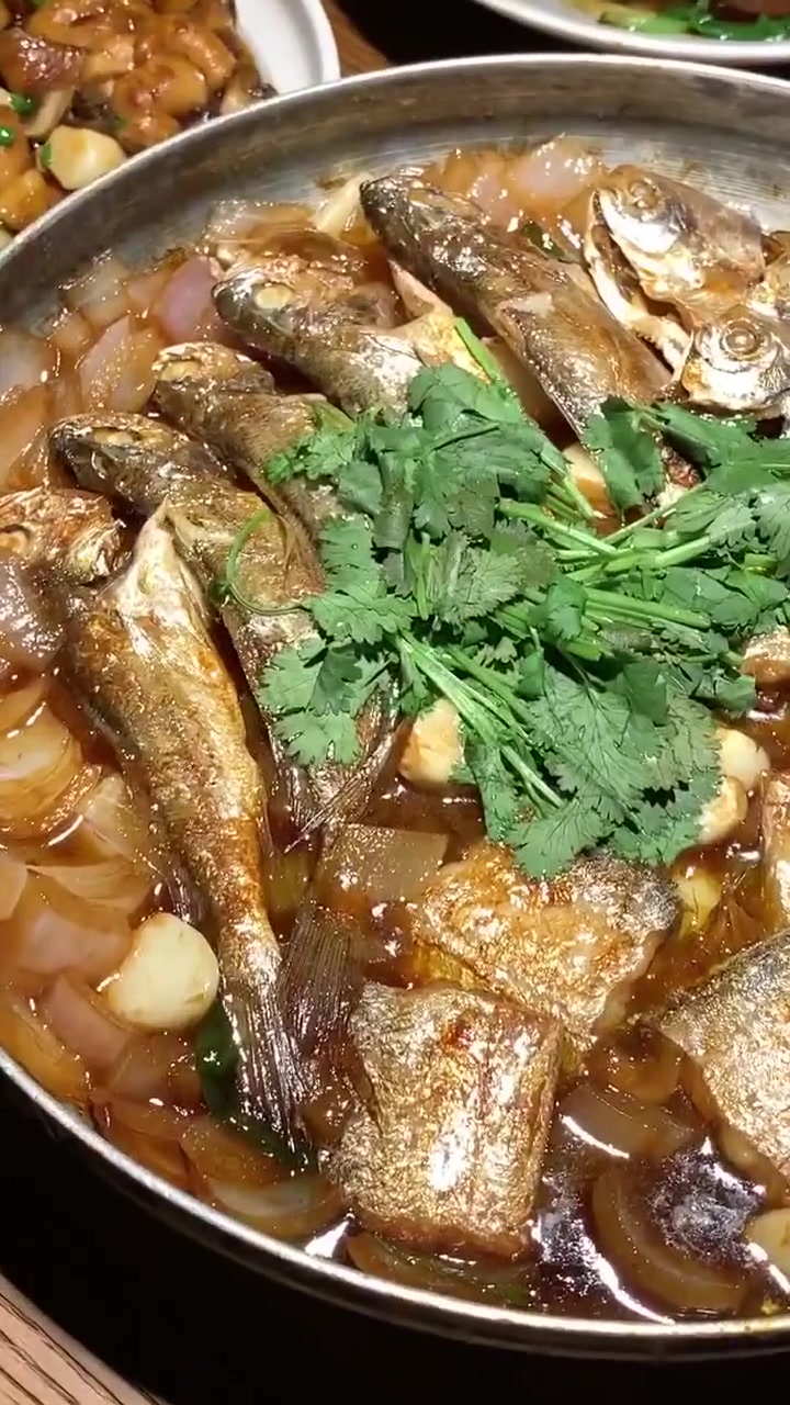 炖杂鱼,各种小鱼炖在一起,颜值不高味道不