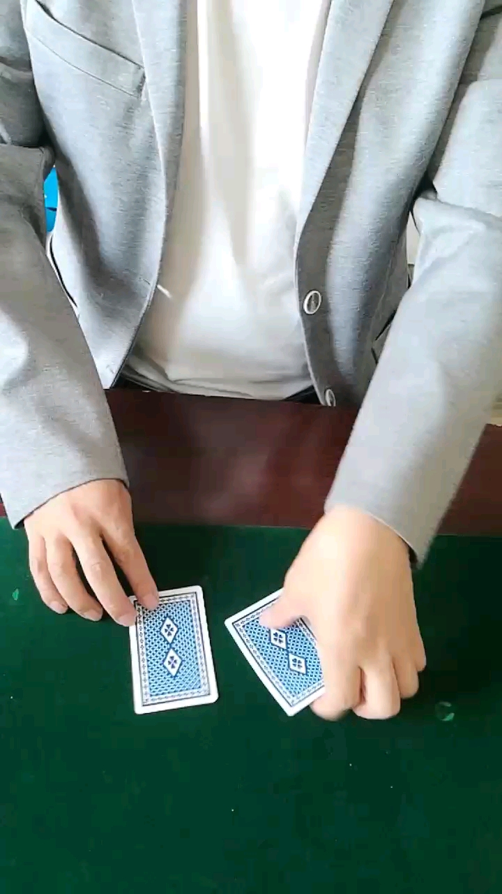 神乎其神的扑克魔术袖箭手法滑袖变牌教学