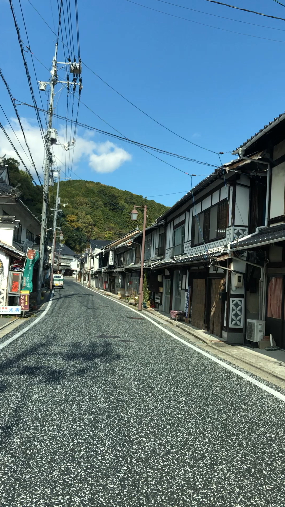 日本农村很安静,路不宽敞但街道上很干净,街上人很少年轻人都去大城市