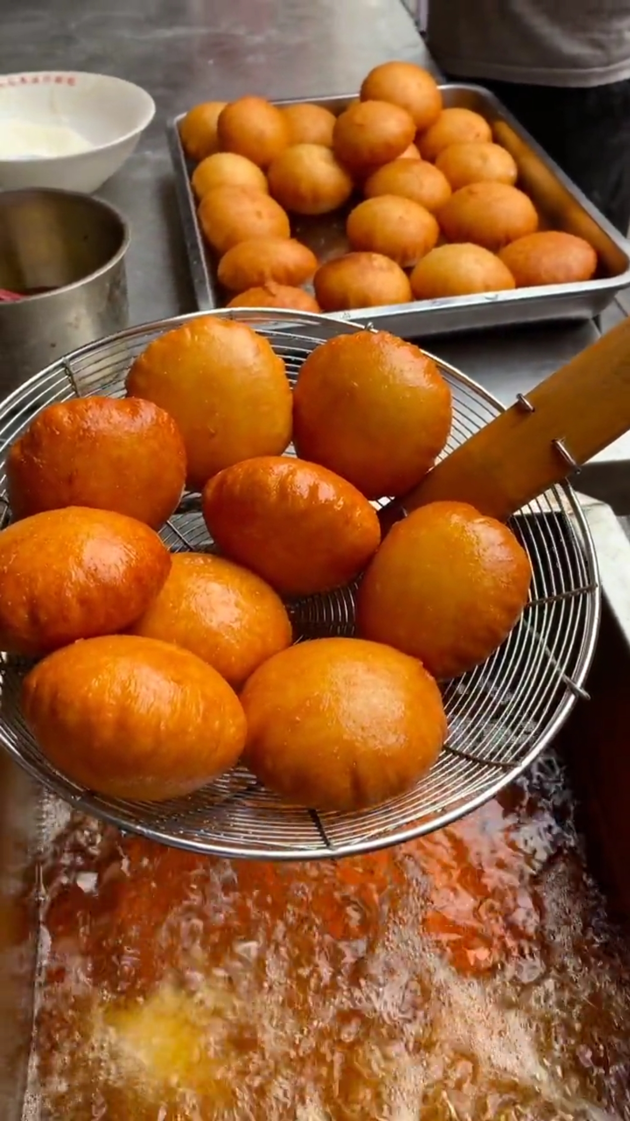 用白面做的脆皮糖糕,颜色非常漂亮