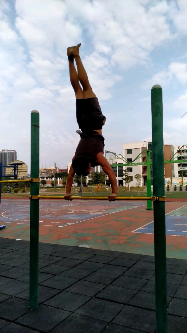 单杠倒立俯卧撑,非常酷的动作