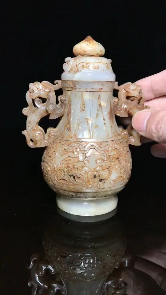 精品和田玉战汉兽面纹双龙玉瓶摆件,做工精细皮壳老气,成色如图.