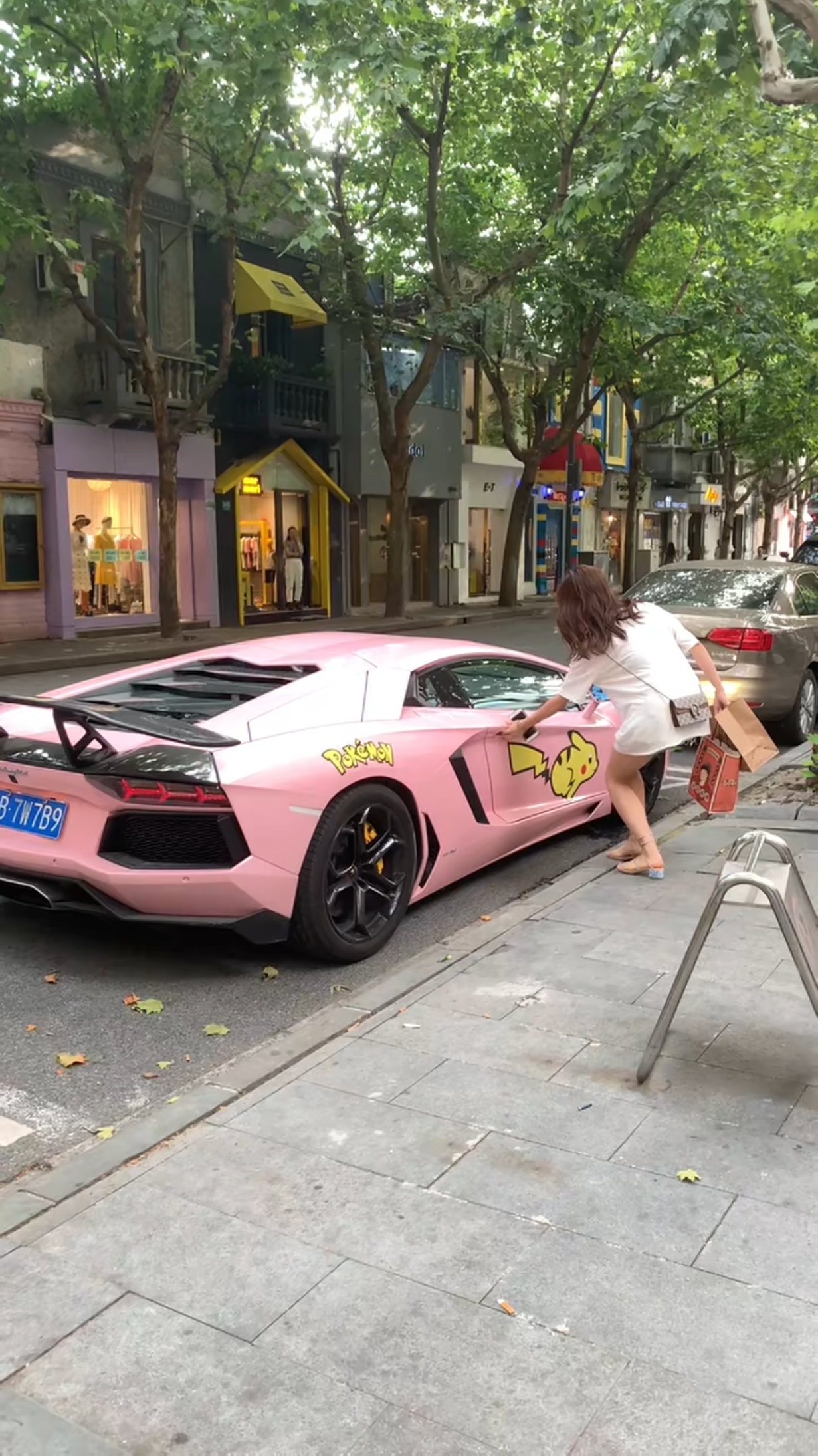 富二代小哥哥开兰博基尼接女朋友下班,一个包八万八,气场十足