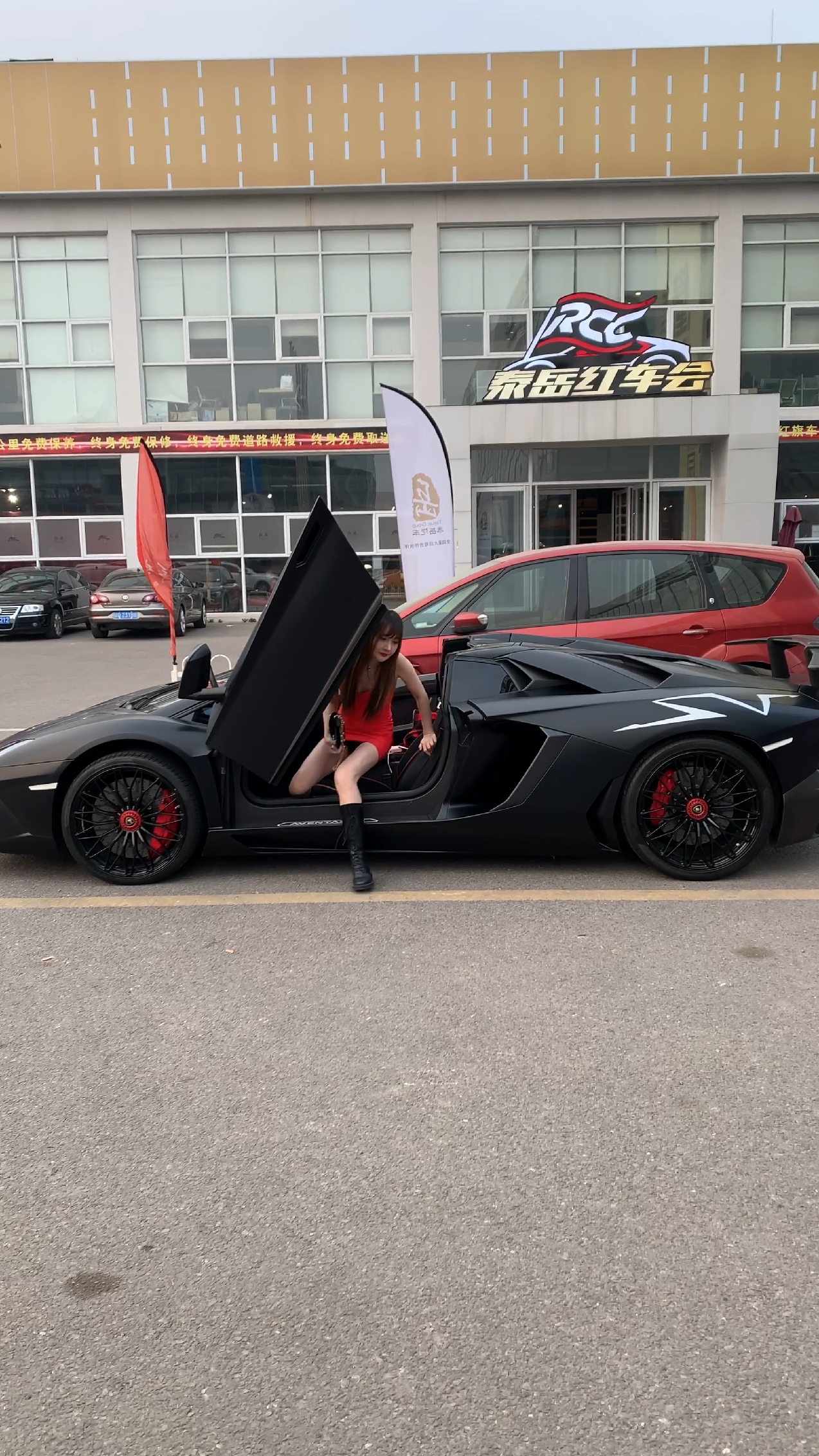 拥有兰博基尼的女生