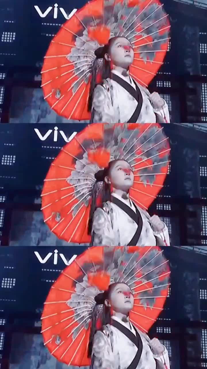 关晓彤撑伞,我又get到了这个颜,是真的扮相不错