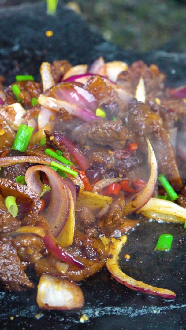 2019,立个新年flag#热气沸腾的石板烤牛肉,撒上洋葱之后飘香十里,忍