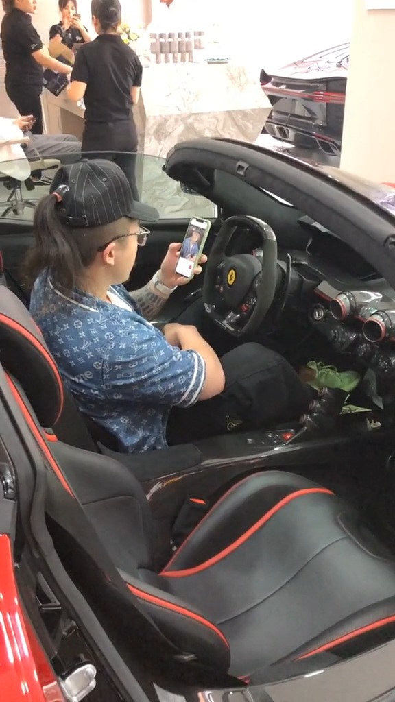 跑车#大佬坐在敞篷拉法上自拍,看都不看布加迪一眼