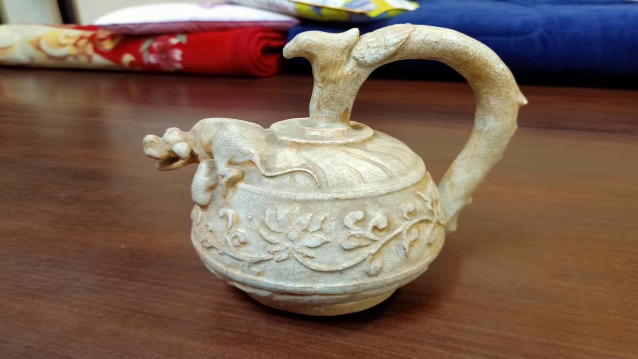 倒流壶:元朝,白瓷.高20厘米,宽18厘米,壶胆直径13厘米.-度小视