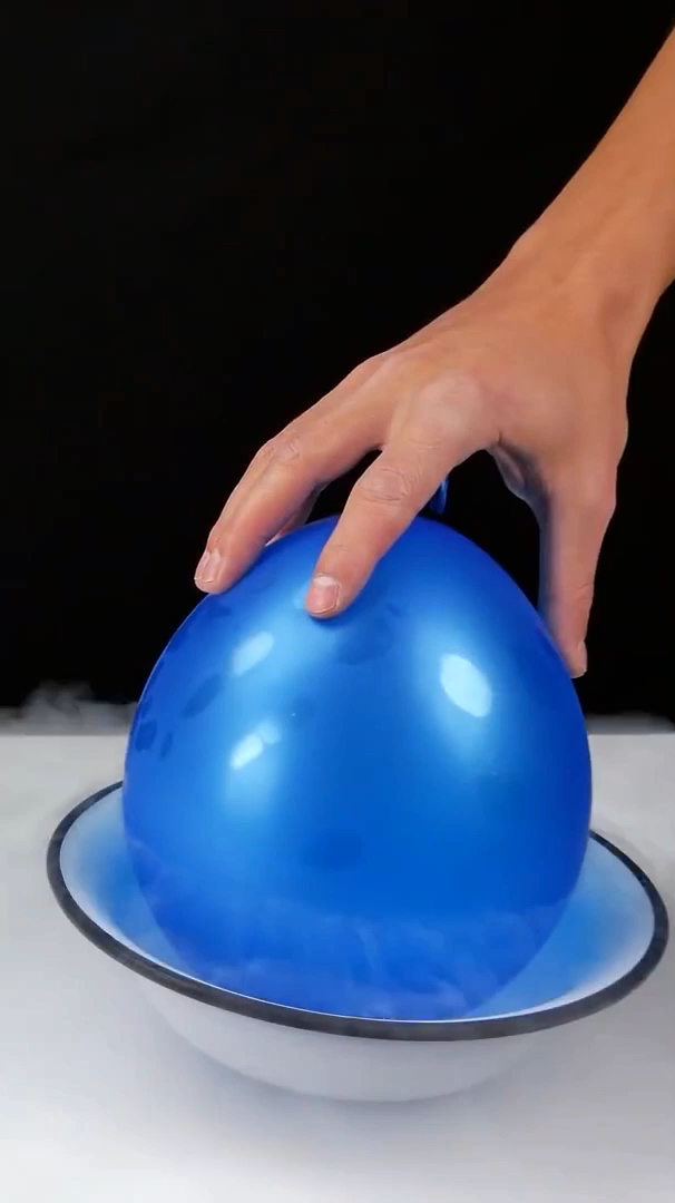 把气球放进液氮里竟会发生这么神奇的事!