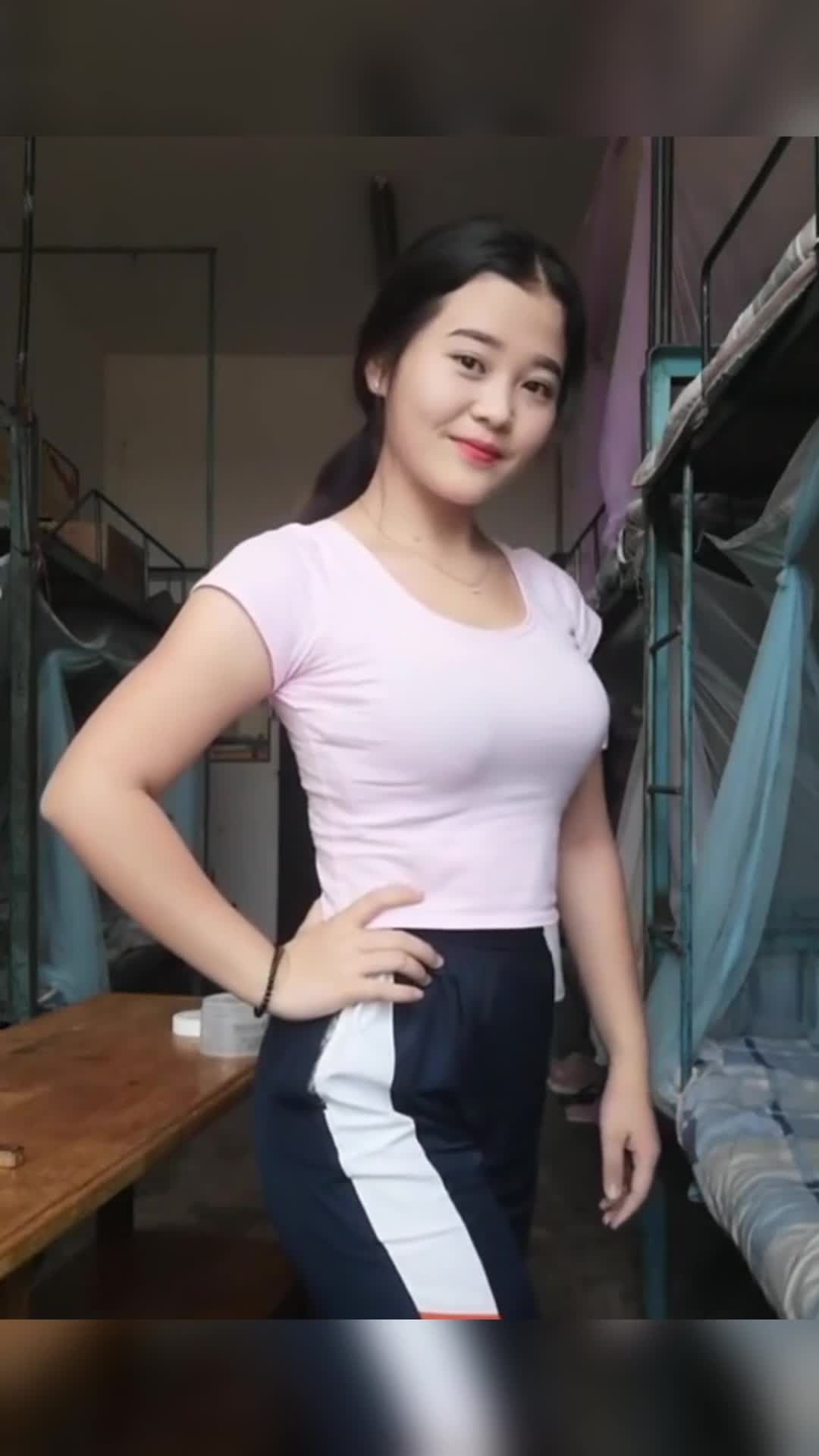 我要上热门#高考倒计时,在紧张的学习气氛中,女生在宿舍自拍放松一下