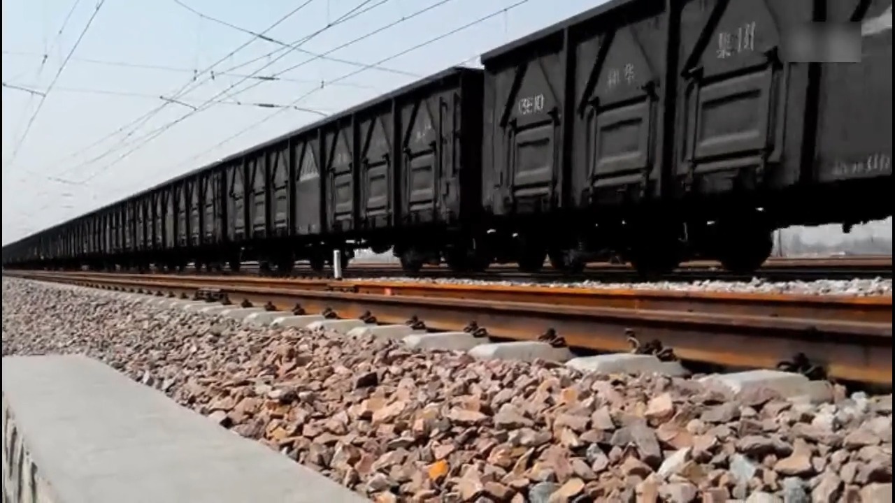 娱乐#霸气的神华号重载列车!hxd1牵引通过朔黄铁路定州西站