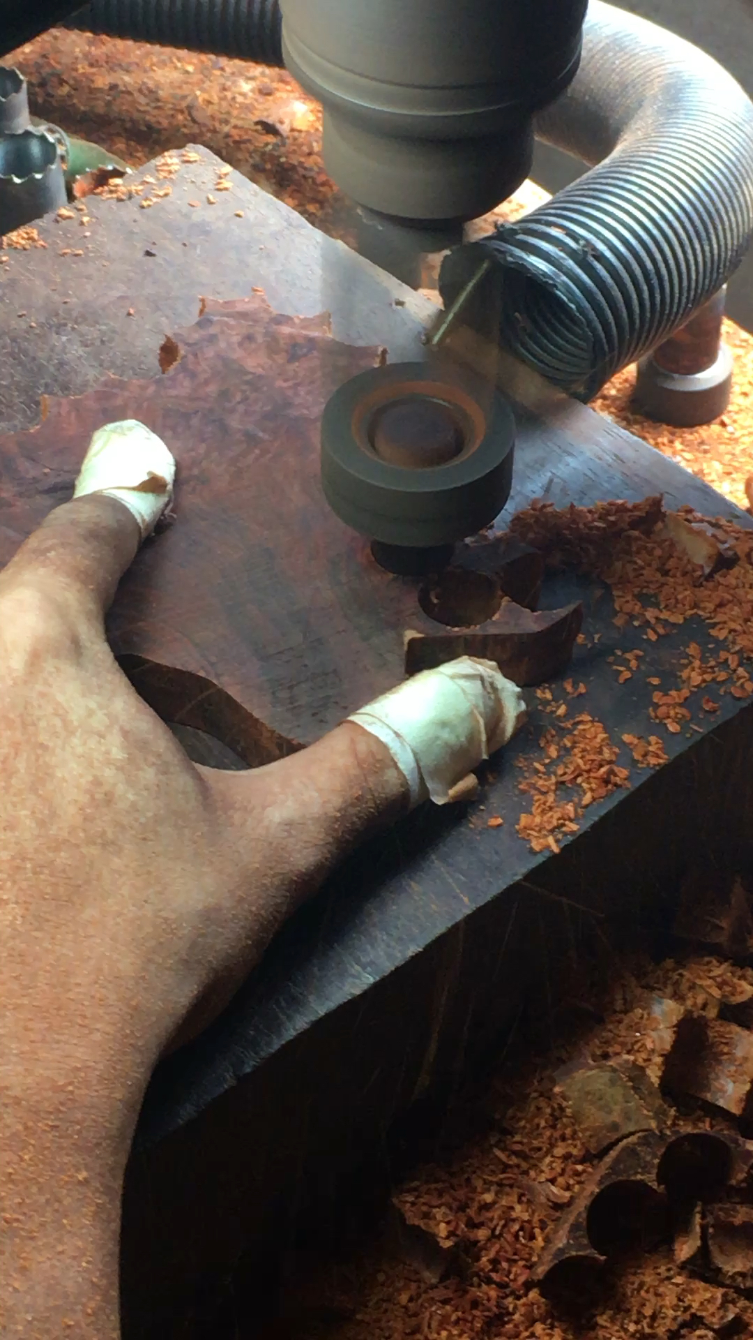 印度小叶紫檀手串加工过程中 有喜欢的朋友请留下你的印记