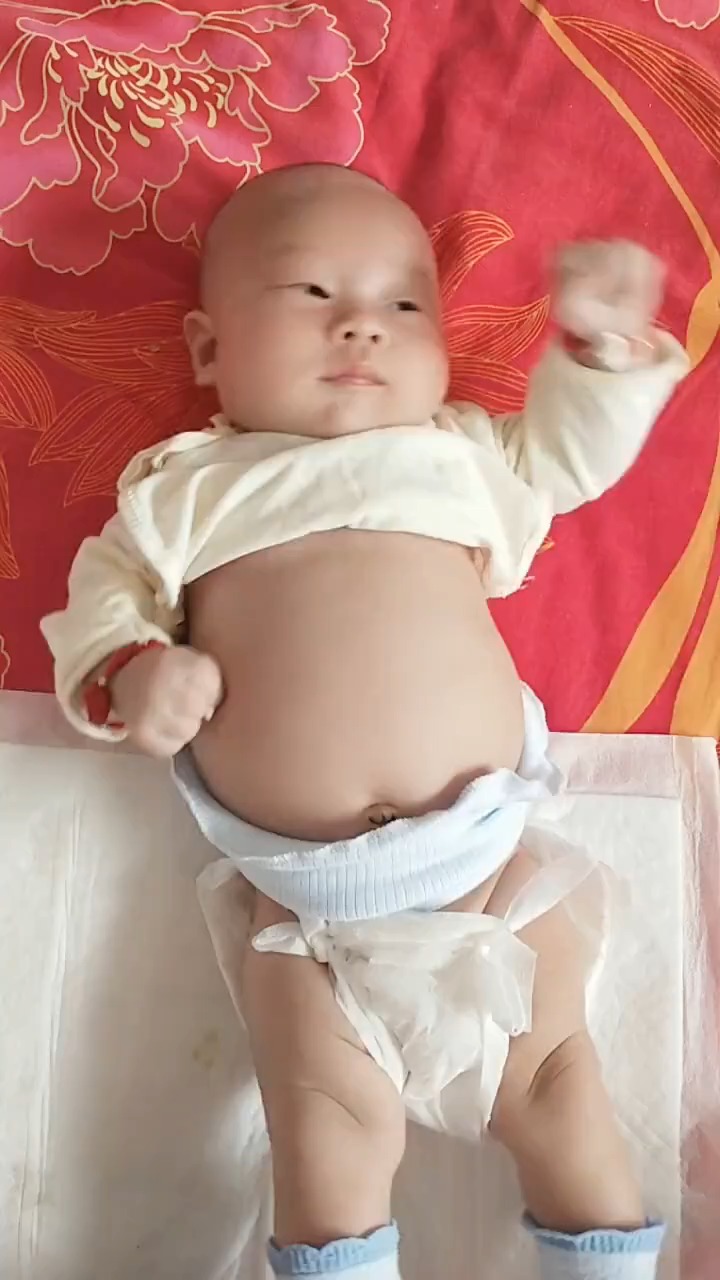 家有萌娃#小宝宝的肚子怎么了竟然鼓成这个样,真让人为他担心