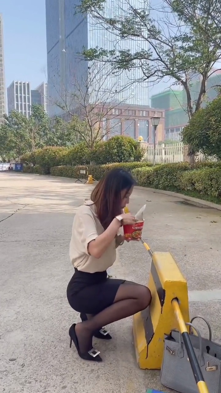 我要上热门#颜值爆表的小姐姐,蹲在马路边吃泡面的样子,真的太可惜了