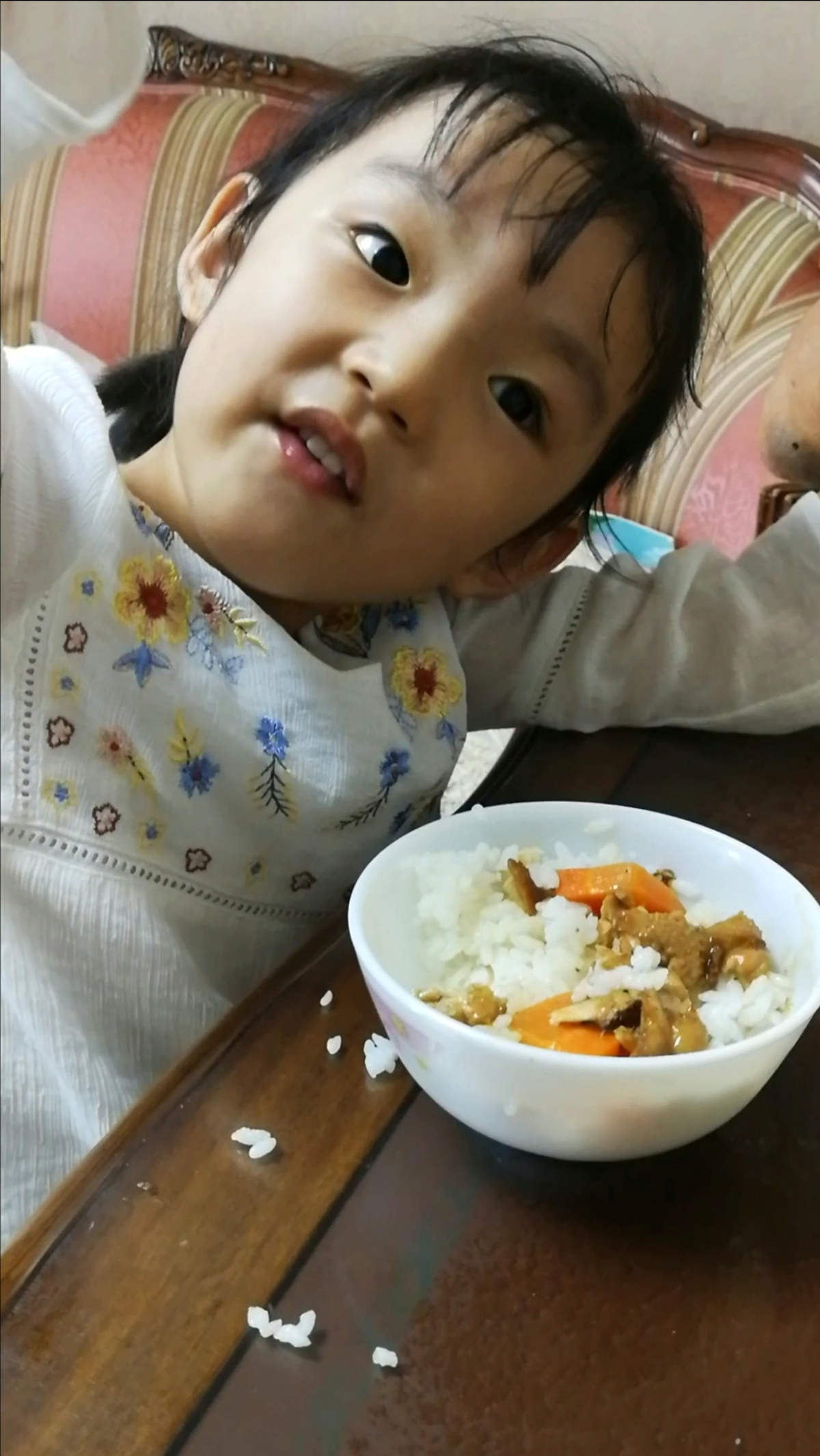 小萌宝乖乖吃饭,大人就省心了