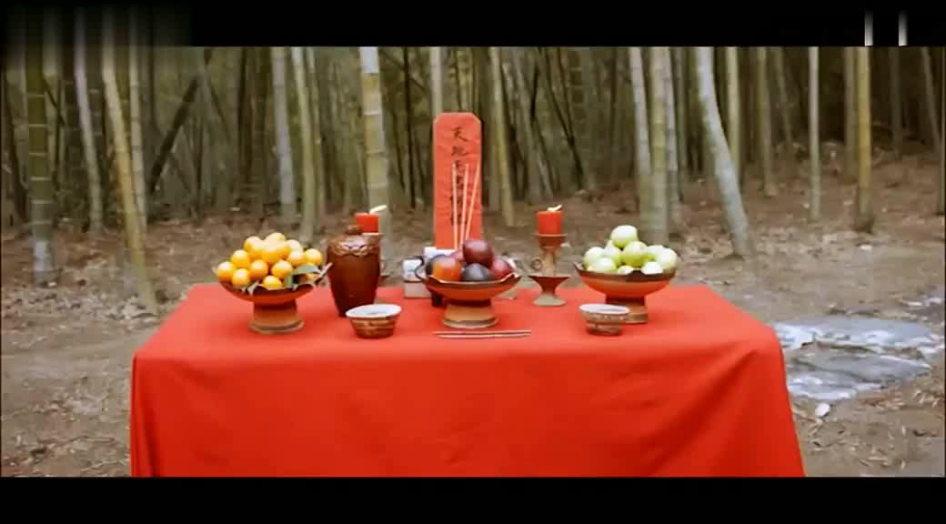 唢呐一生听两回,红衣进,白衣出.