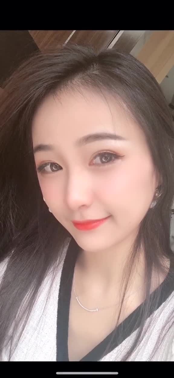 你要是夸我好看,我会很谦虚的说是美颜相机拍的,但是你直接说我照片是