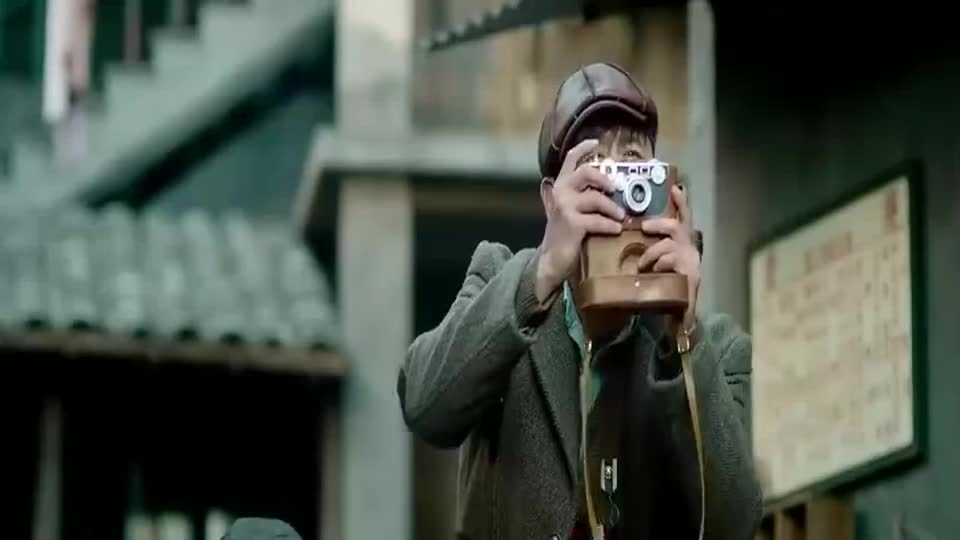 密战:小伙刚好碰到上海地下情报员在自拍,无意间合了个影-全民小视频