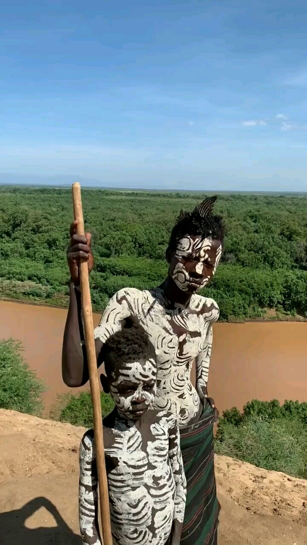 斑马族酋长带着儿子挺威严