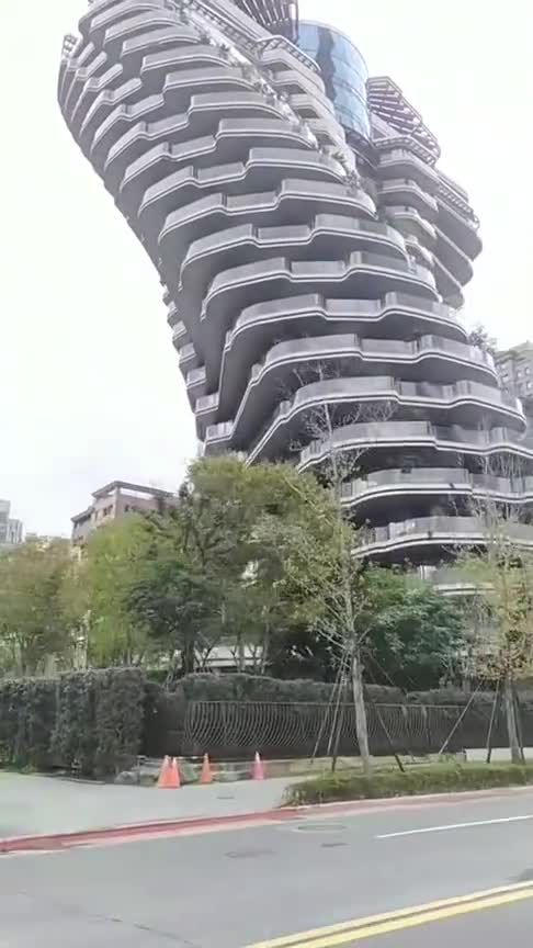 中国台湾省台北信义旋转大楼,这设计的有点吓人啊!里面的人啥感受