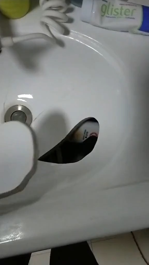 搞笑视频#前几天打了个碟子,今天又打碎了洗脸池,孩他爸马上要下班