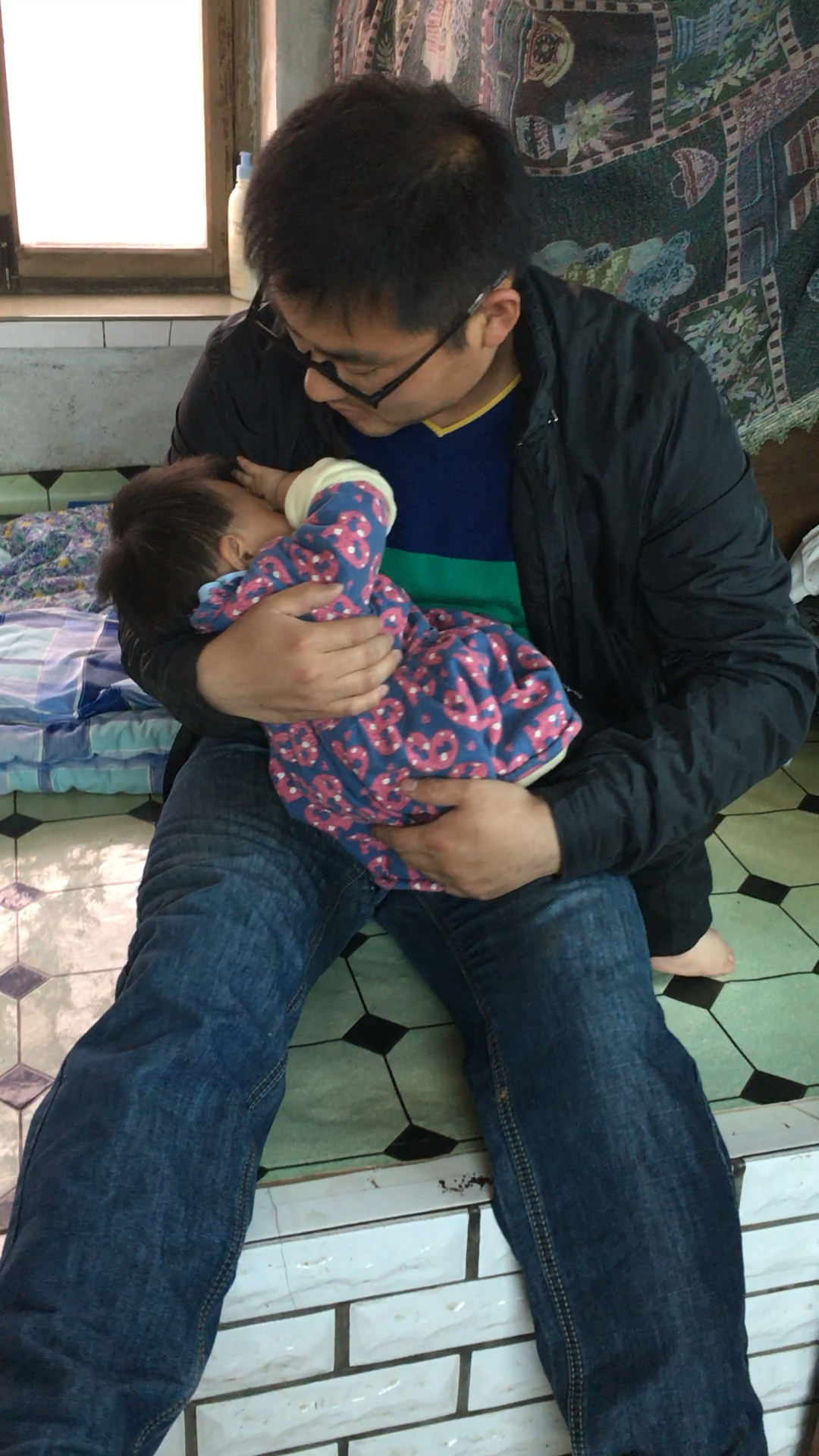 爸爸哄宝宝睡觉