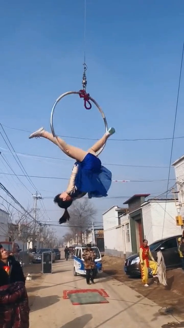 美女表演倒挂金钩,姿势真的太优美了-度小视