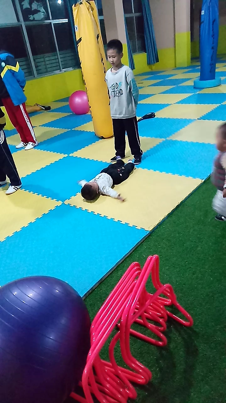 哈哈,你们三个不怕老师来踢一脚