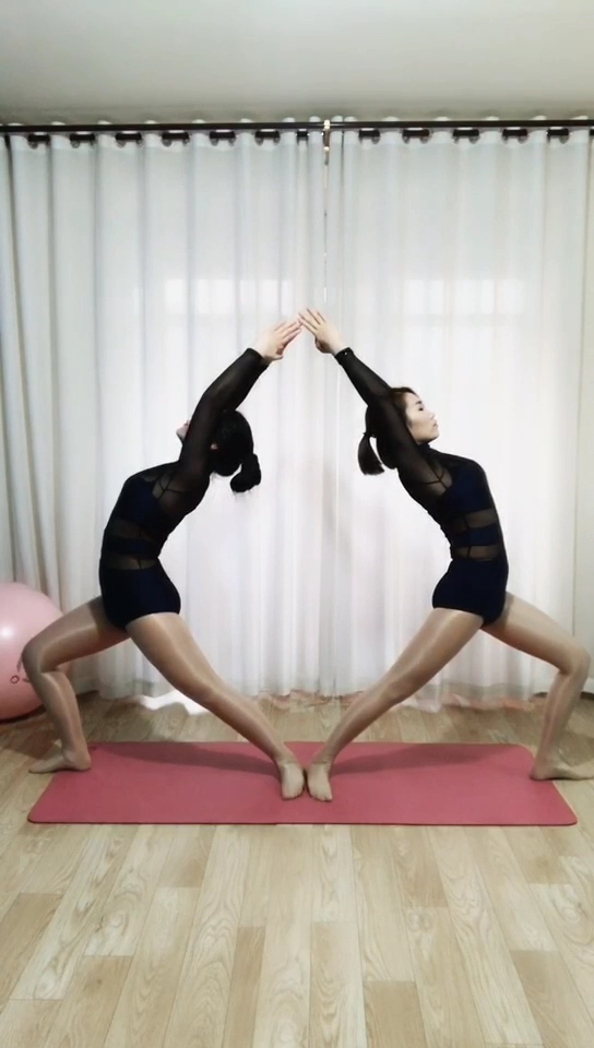 全民闺蜜团#双人瑜伽